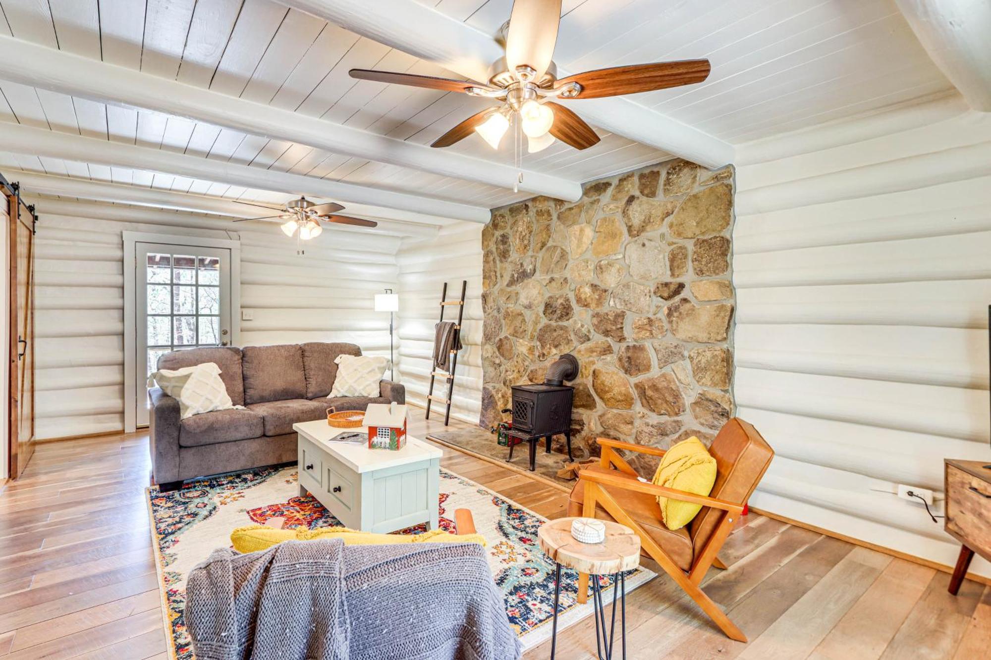 Dog-Friendly Hiawassee Cabin With Decks And Fire Pit! Eksteriør billede