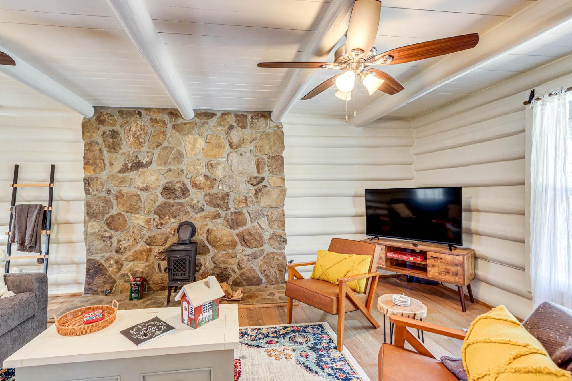 Dog-Friendly Hiawassee Cabin With Decks And Fire Pit! Eksteriør billede