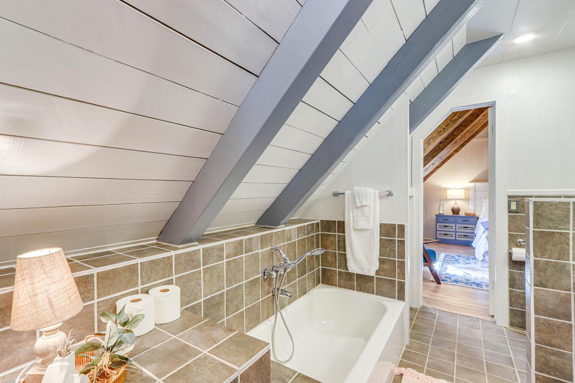 Dog-Friendly Hiawassee Cabin With Decks And Fire Pit! Eksteriør billede
