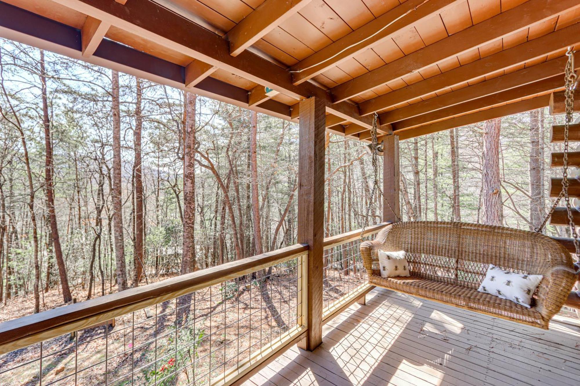 Dog-Friendly Hiawassee Cabin With Decks And Fire Pit! Eksteriør billede