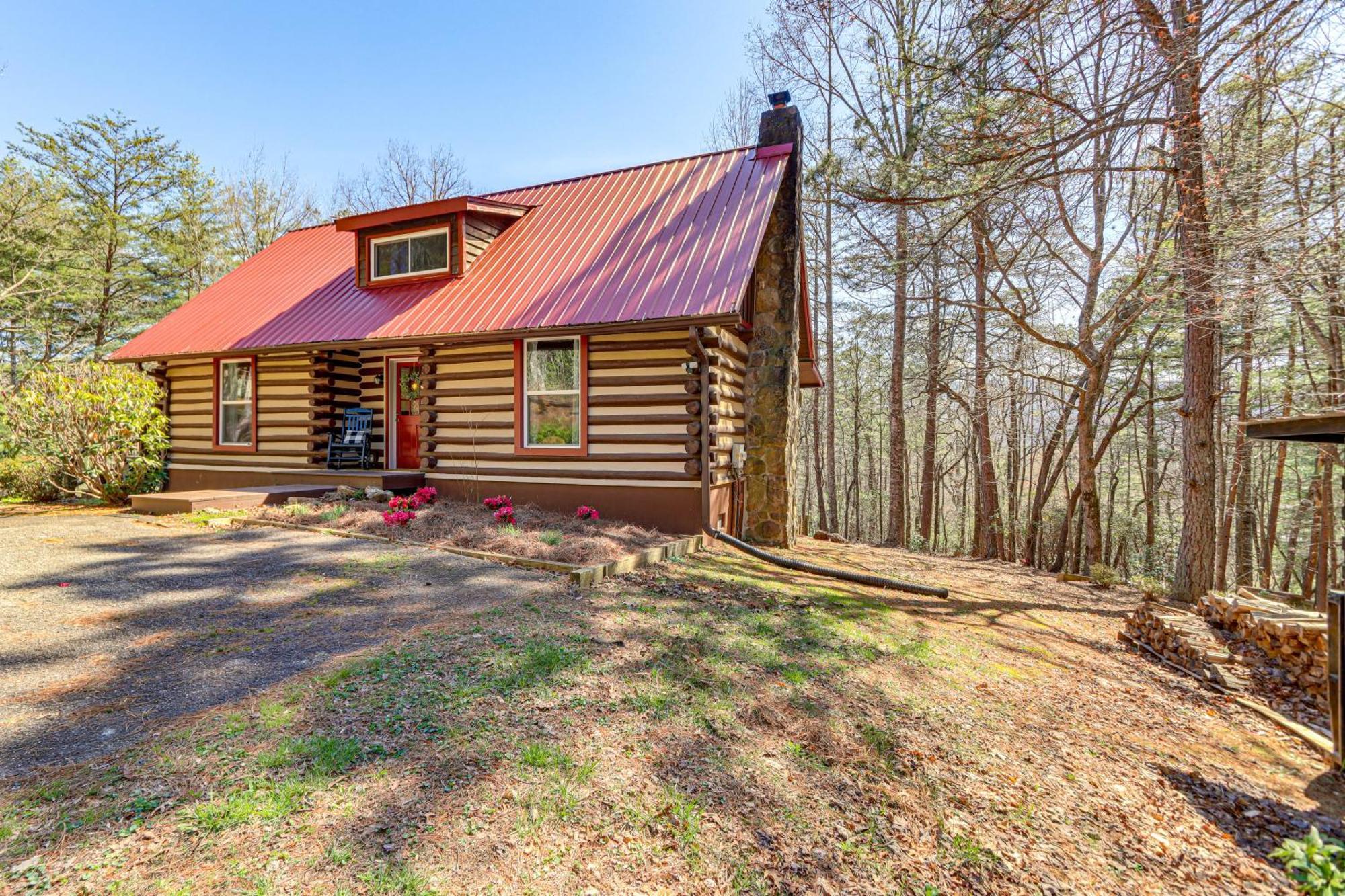 Dog-Friendly Hiawassee Cabin With Decks And Fire Pit! Eksteriør billede