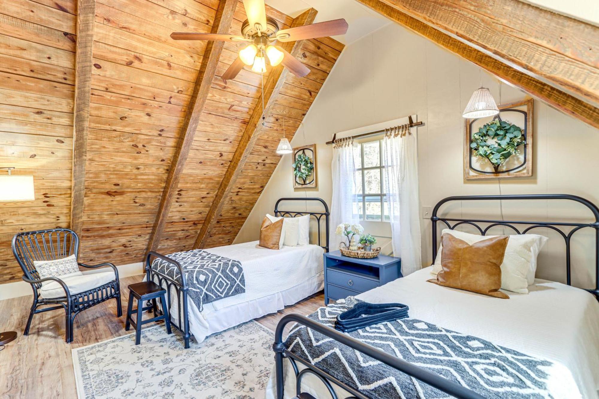 Dog-Friendly Hiawassee Cabin With Decks And Fire Pit! Eksteriør billede
